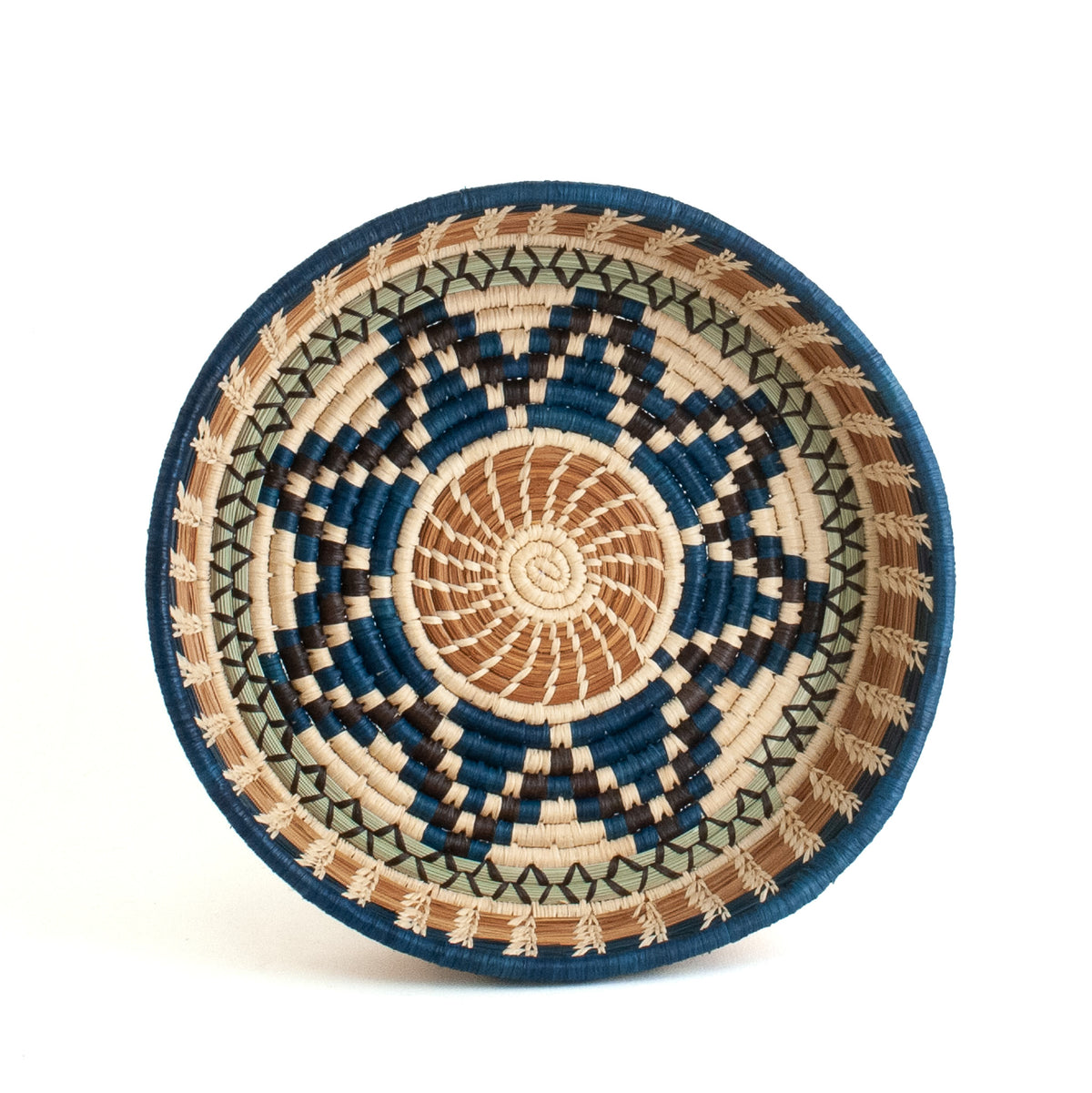 Pine needle basket with central star pattern