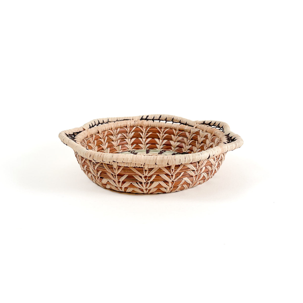 Pine needle and pajon basket with wavy edges - side view